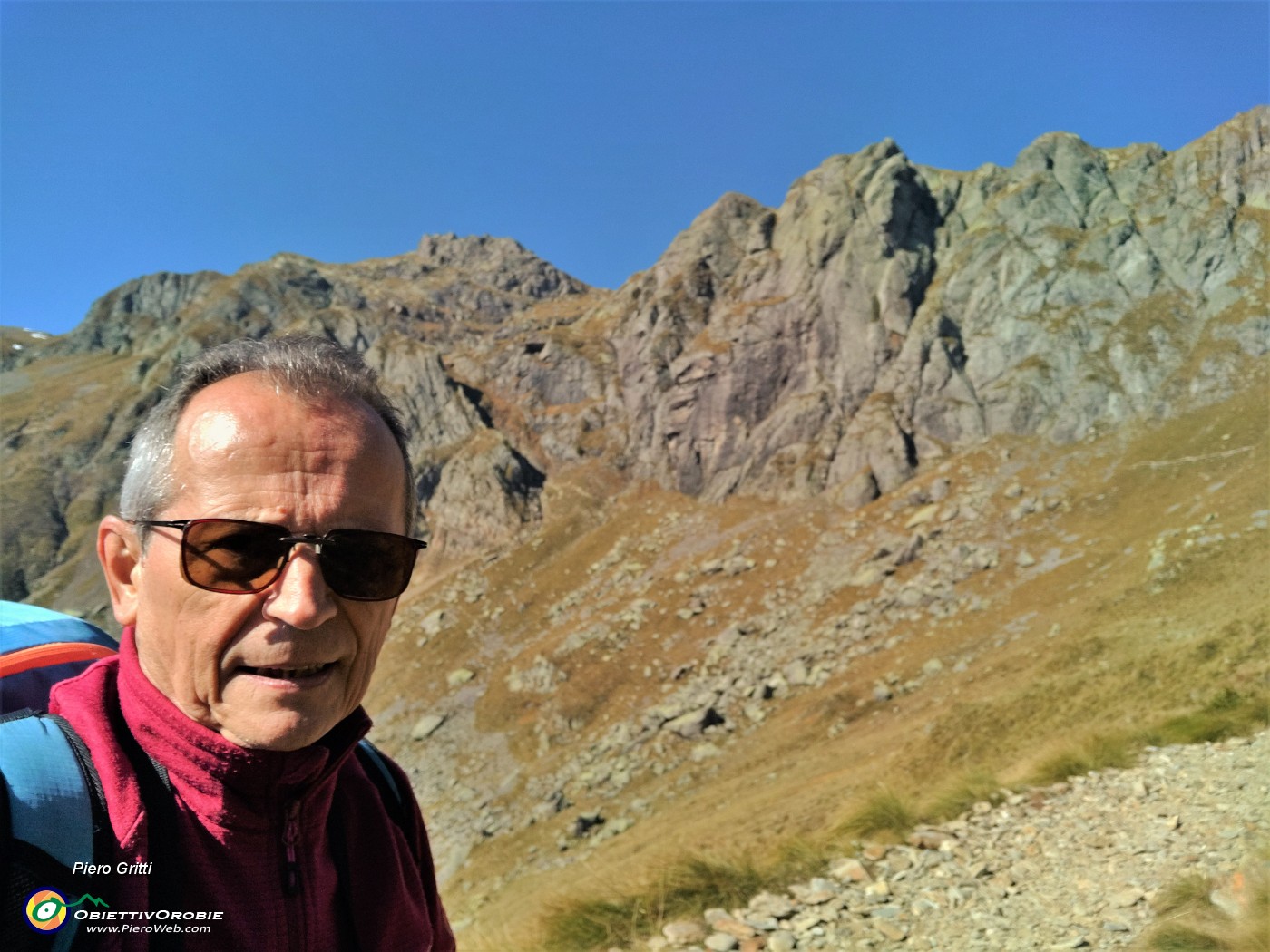 25 Nella conca di Val Salmurano con vista verso il mitico canalino per il Benigni.jpg